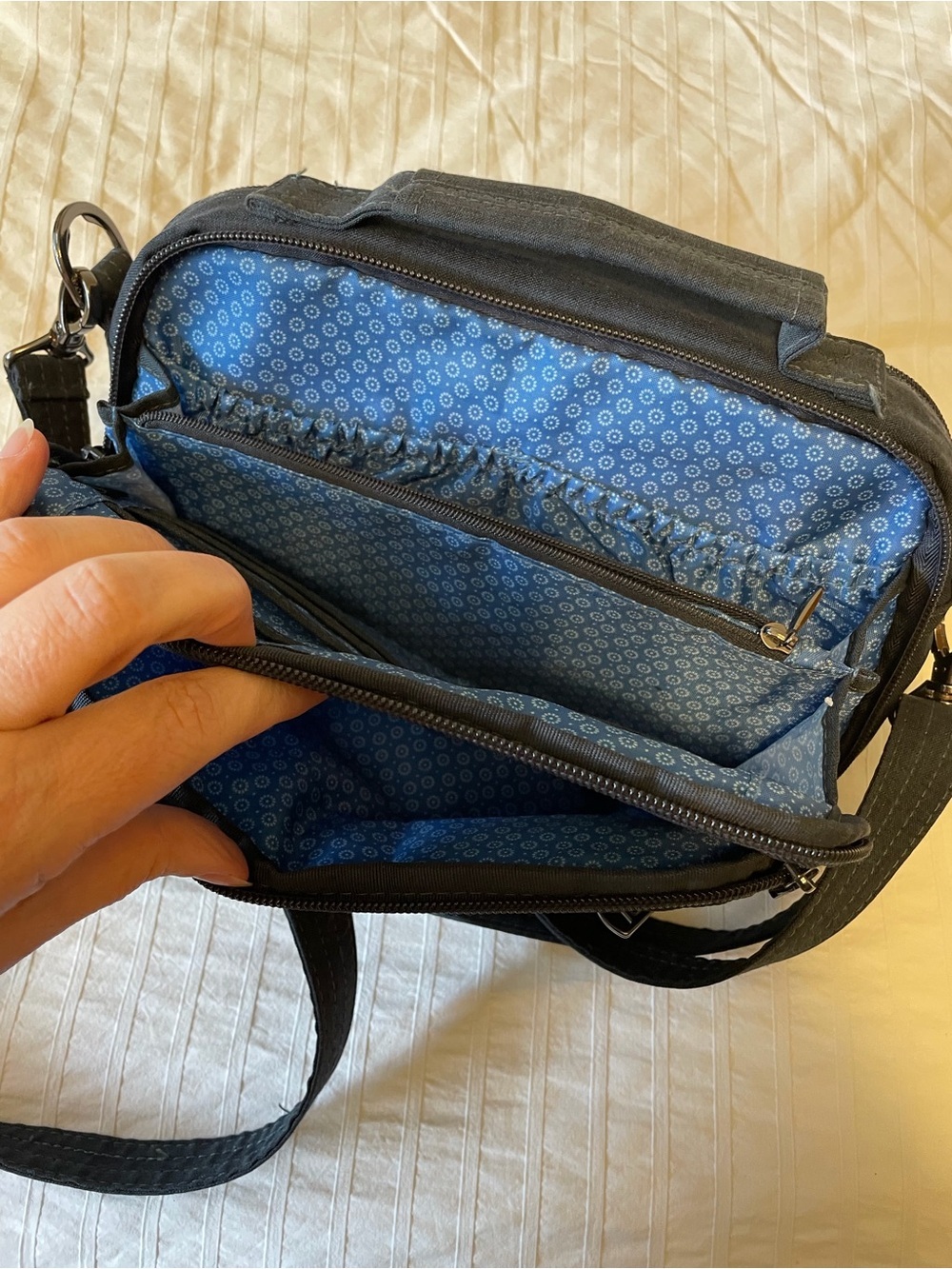 LUG- Scoop Crossbody - Picture 3 of 7